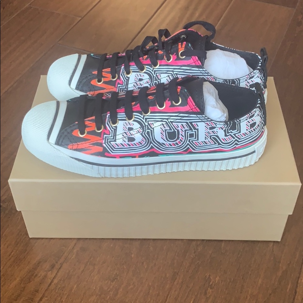Never worn Burberry Kingly lowtop sneakers